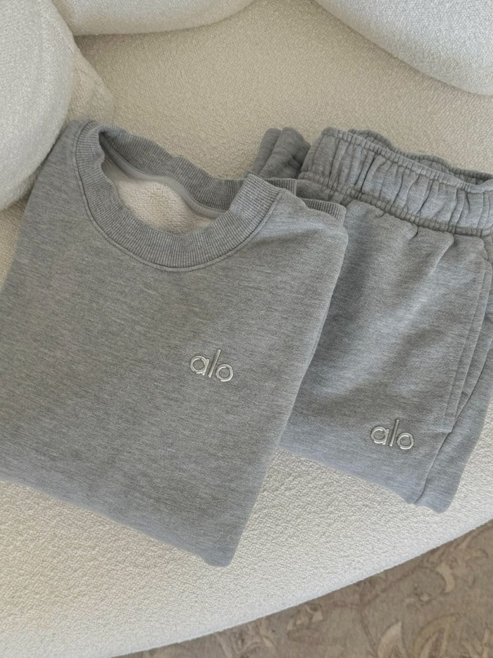 Alo Gray Logo long sleeve& Jogger Set